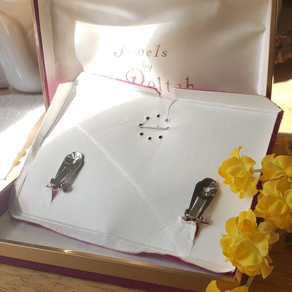 Jewels by Deltah Silver Tone Set of Heat Brooch and Clip On Earrings - Picture 3 of 7